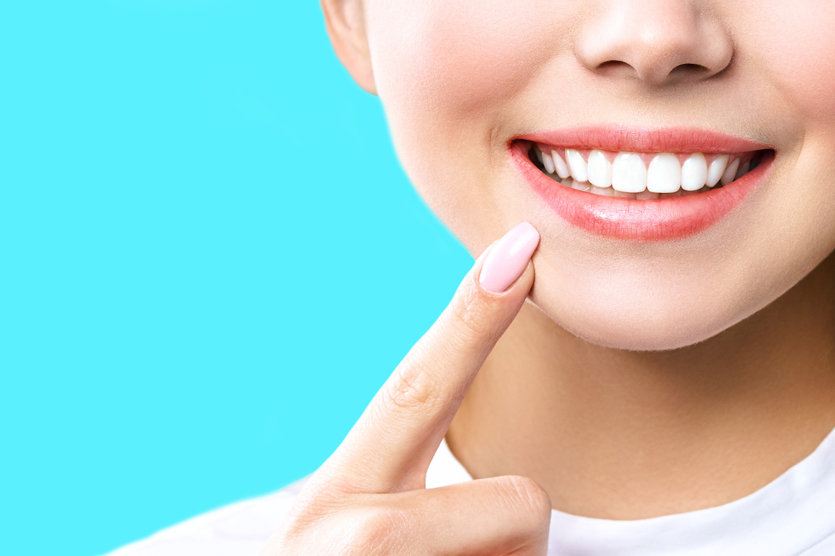 How to Have Whiter, Healthier Teeth in Just 5 Minutes a Day